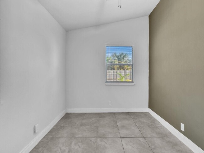 Building Photo - 525 NW 10th Ave