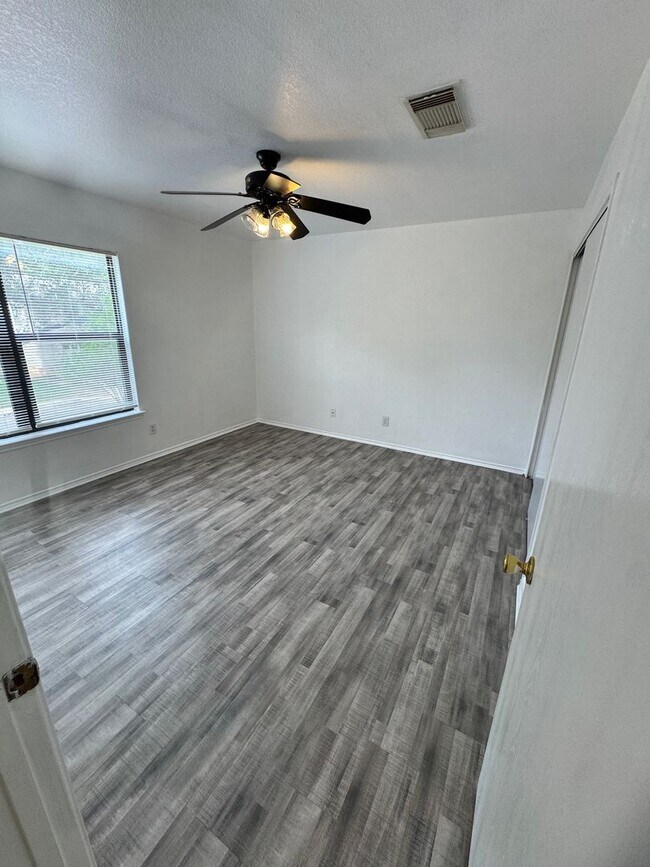 Building Photo - Spacious 3-Bedroom Home in Prime Location ...