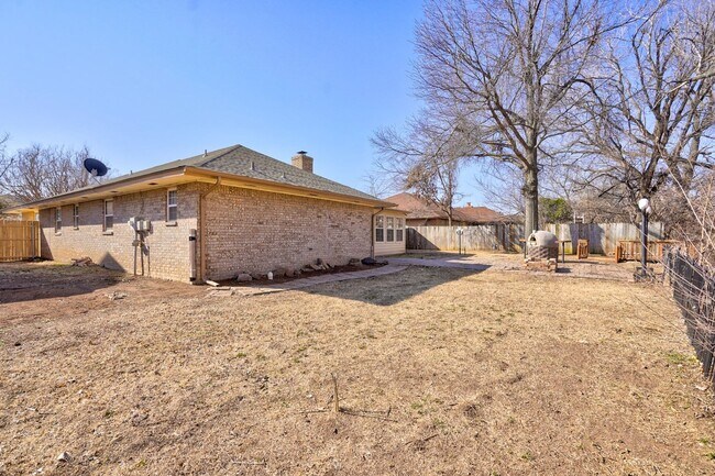 Building Photo - 4 bed 3 bath home!