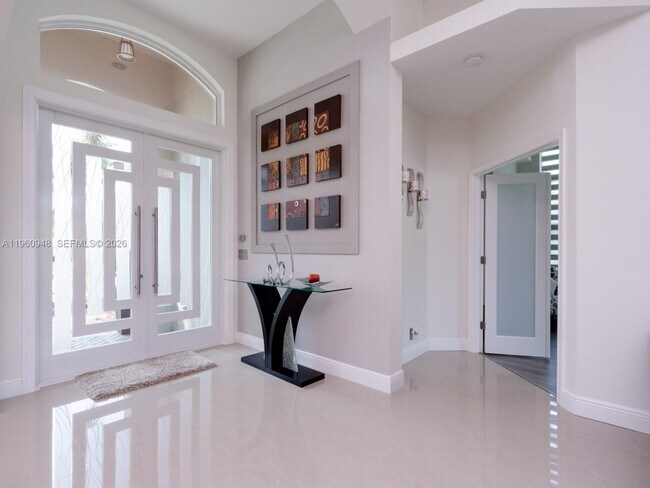 Building Photo - 2550 Jardin Manor