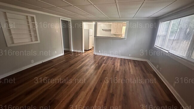 Building Photo - $925 - 2 bed 1 bath - Single Family Home