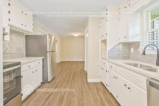 Building Photo - 1665 Elmwood Dr