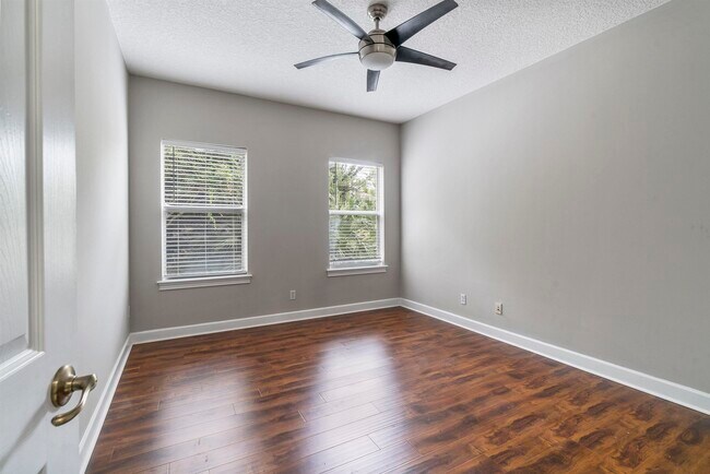 Building Photo - 206 2nd St