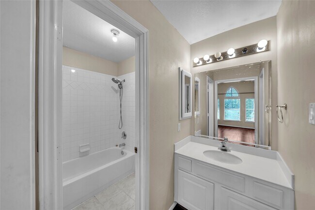 Building Photo - 1423 Meadow Lakes Dr