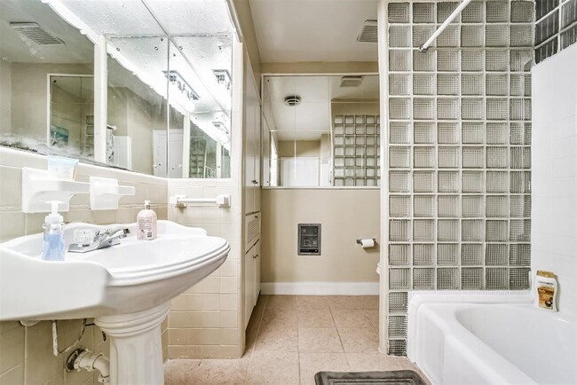 Building Photo - 3423 Ozark St