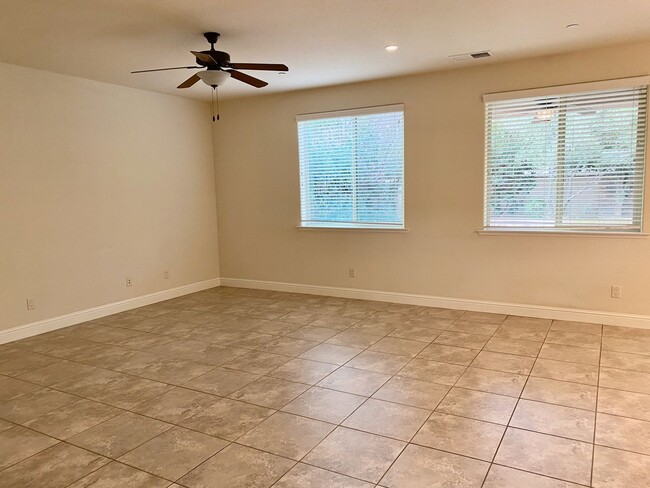 Building Photo - $2,990 Copper River, Beautiful 4 Bedroom -  E. Via Estrella Dr, Fresno / Gated Community