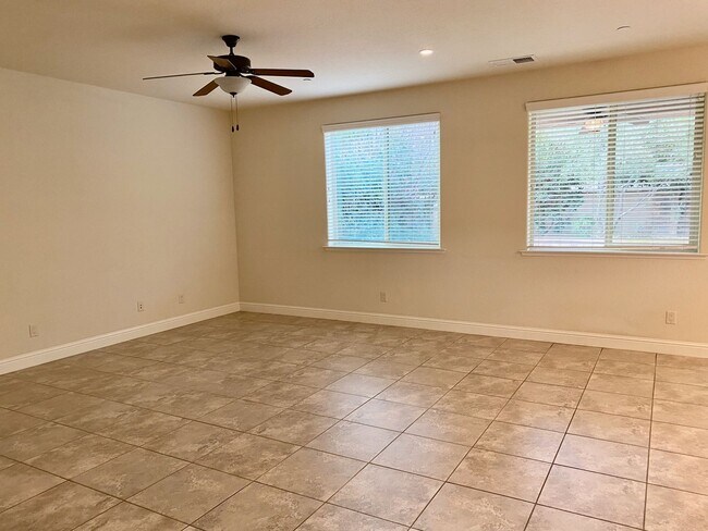 Building Photo - $3,150 Copper River, Beautiful 4 Bedroom -  E. Via Estrella Dr, Fresno / Gated Community