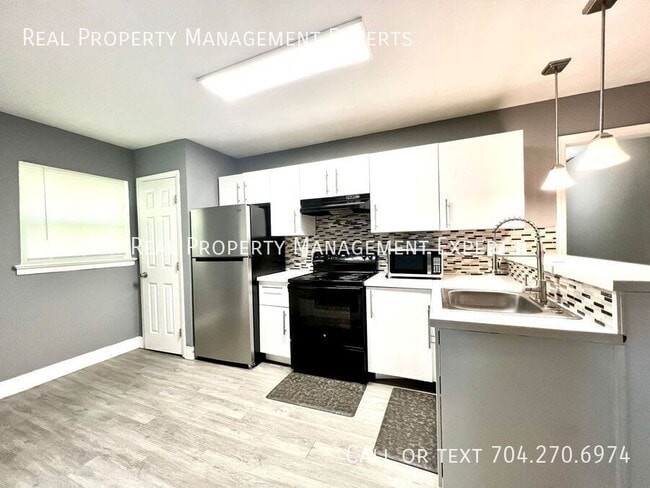 Building Photo - 2503 Eastway Dr