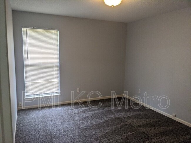 Building Photo - 16008 E T C Lea Rd