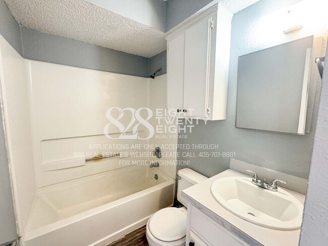 Building Photo - *COMING SOON - TOURS EST TO BEGIN 6/22/26*  2 Bed/1 Bath Tri-plex Home in Noble
