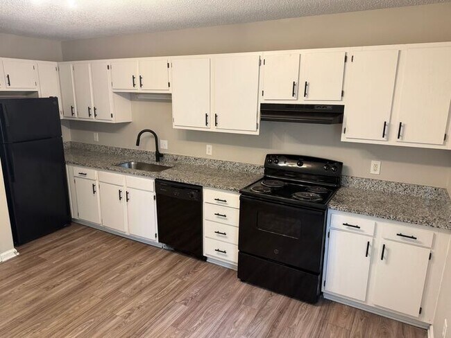 Building Photo - End of Summer M/I Special on Renovated 2-bedroom townhome in Kannapolis