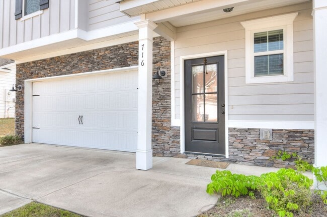 Building Photo - 4 Bedroom 2 Bathroom Two Story Home