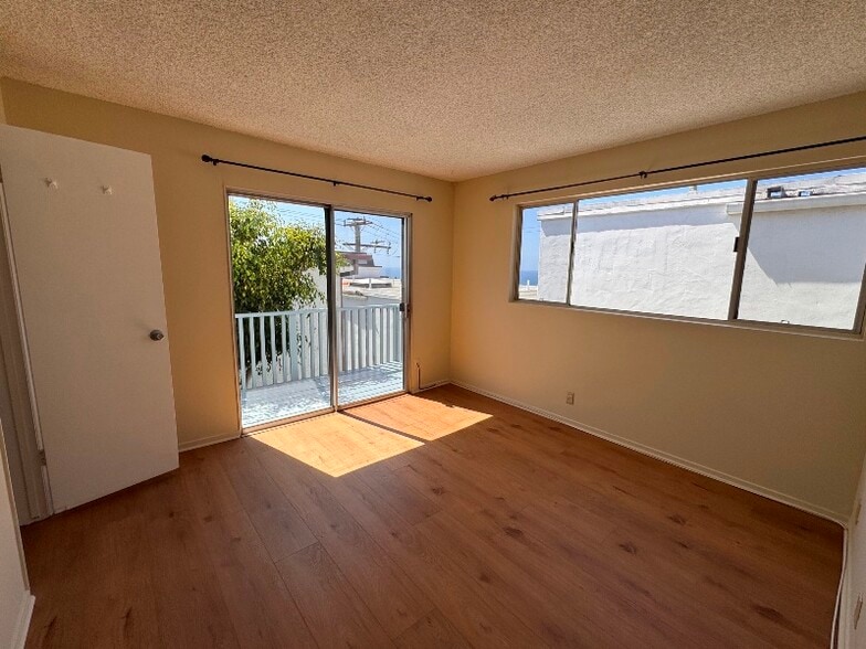 Building Photo - 320 23rd Pl