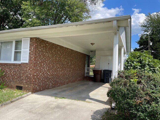 Building Photo - BEAUTIFUL 3 BED, 1.5 BATH BRICK HOME LOCAT...