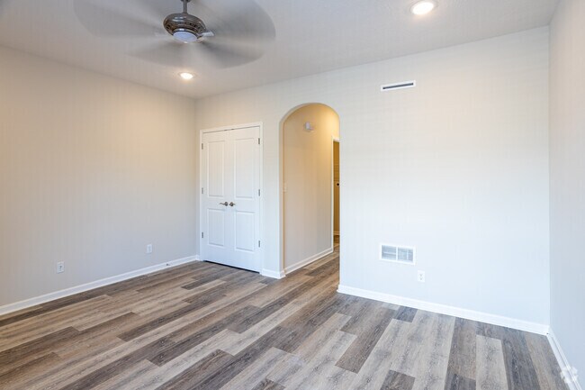 2BR, 2.5BA - 1,306 SF - Living Room - Brentlinger Park