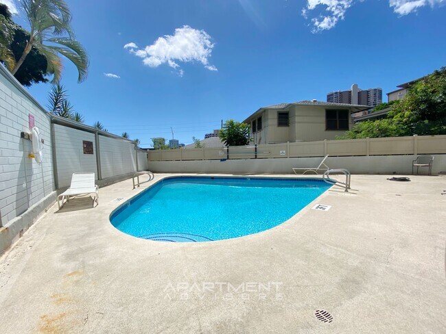 Building Photo - RENOVATED! 2 BED / 2 BATH / 1 PRK! CONVENI...