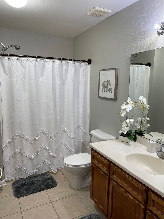 Building Photo - Beautiful 3 bed 2.5 bath condo with gorgeous hard wood floors.