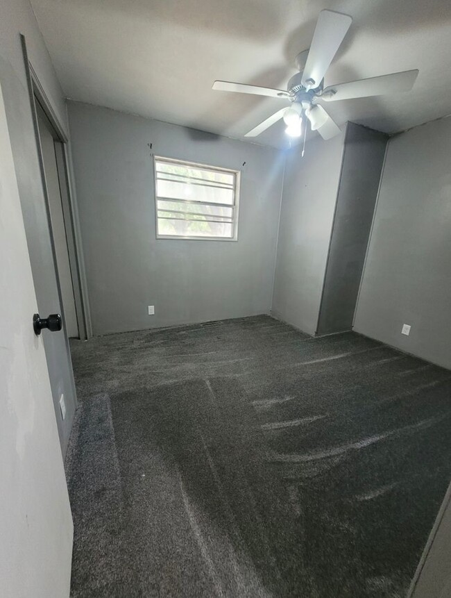 Building Photo - $995 - 3 bed 1 bath - Single Family Home