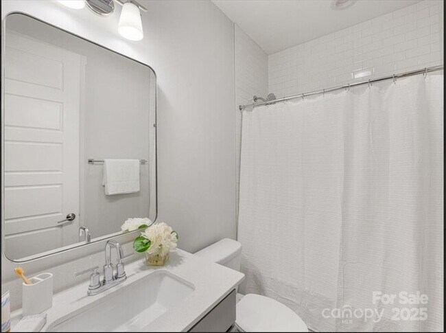 Building Photo - A cozy and spacious 4-bedroom, 5-bath home...