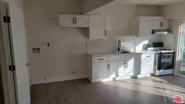 Building Photo - 418 S Roxbury Dr