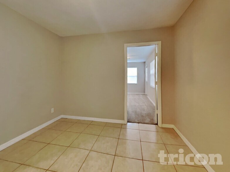 Building Photo - 1430 Thames Ln