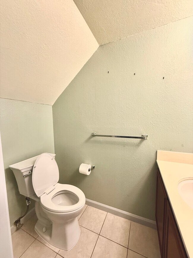 Building Photo - $3490 -- Beautifully Upgraded 3BR Townhome in Northgate