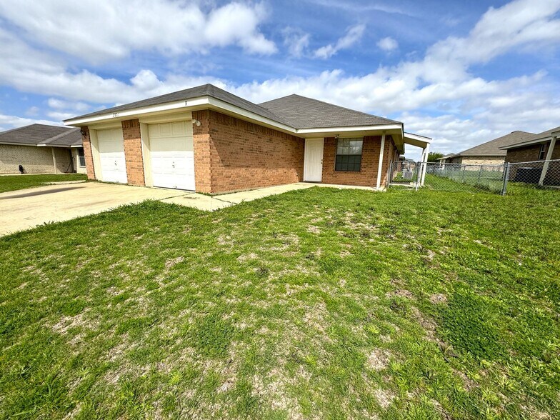 Building Photo - 2801 Alma Dr