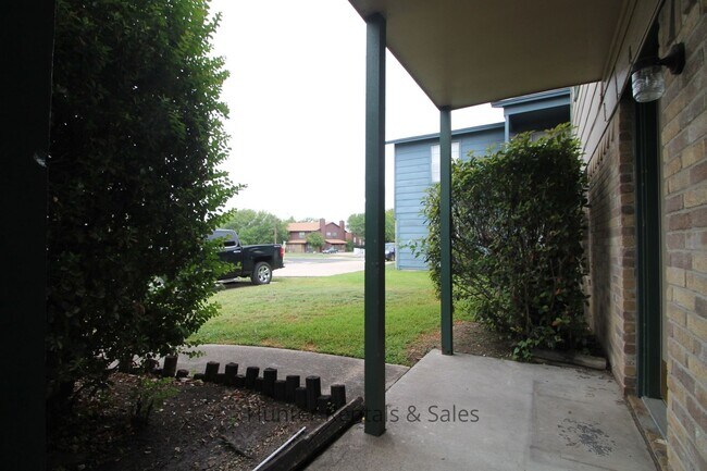 Building Photo - 1604 Cedarhill Dr