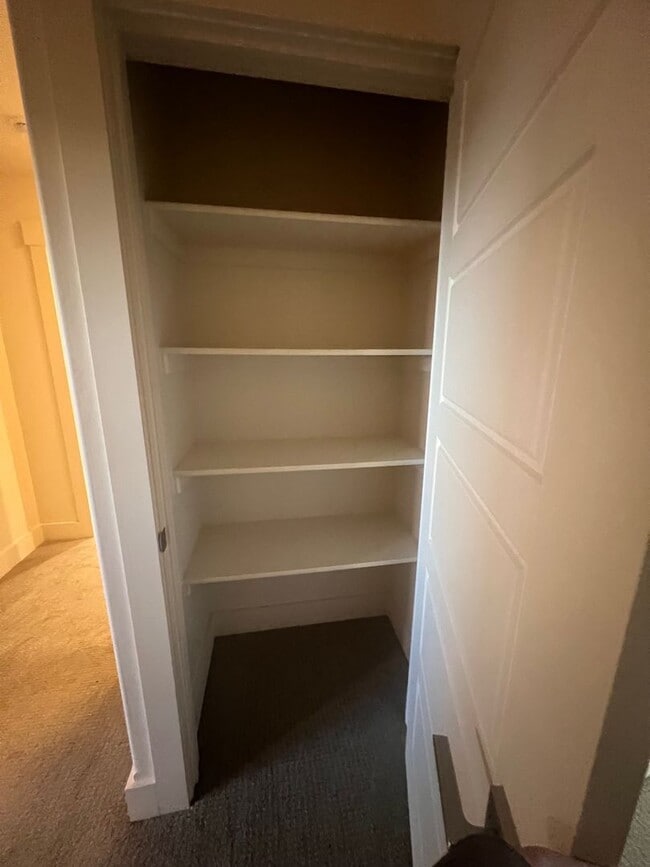 Building Photo - Amazing Newer 3 Bed 2.5 Bath Unit