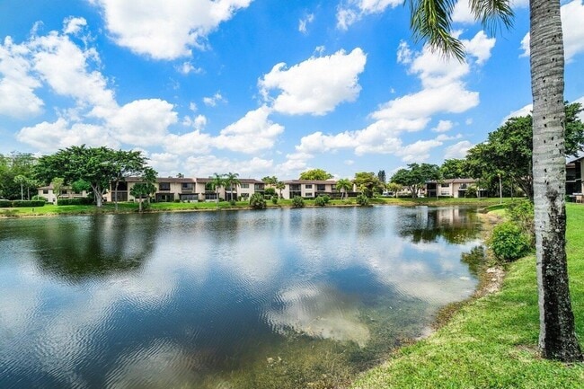 Building Photo - 8566 Casa Del Lago