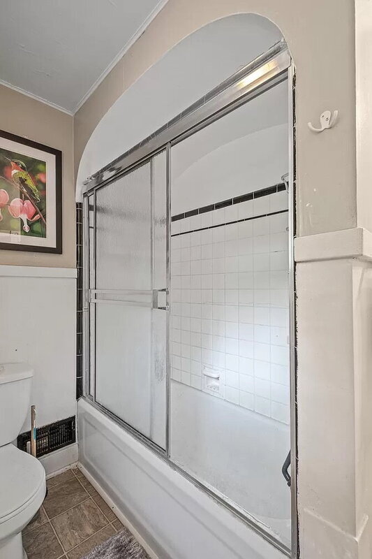 Building Photo - 514 Crescent St NE