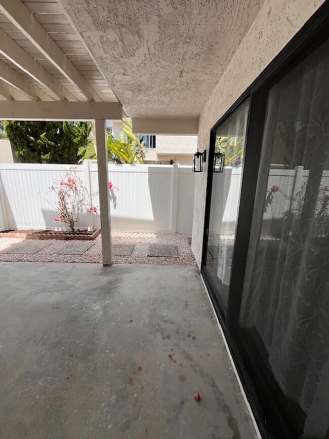 Building Photo - 3 bed 1.5 bath 2 story condo in Park Place...