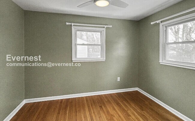 Building Photo - 3 Bed/2 Bath Home with Off-Street Parking / Pet-Friendly / Available Now!