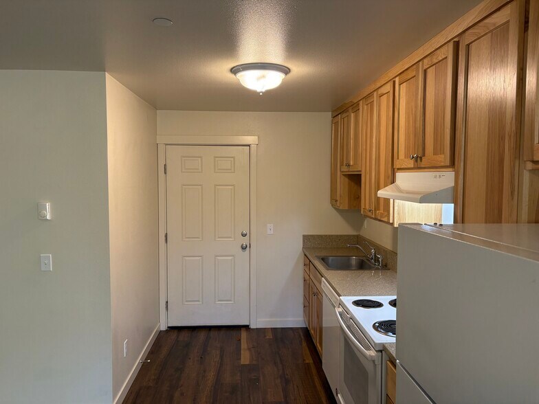 Building Photo - 909 W 4th Ave