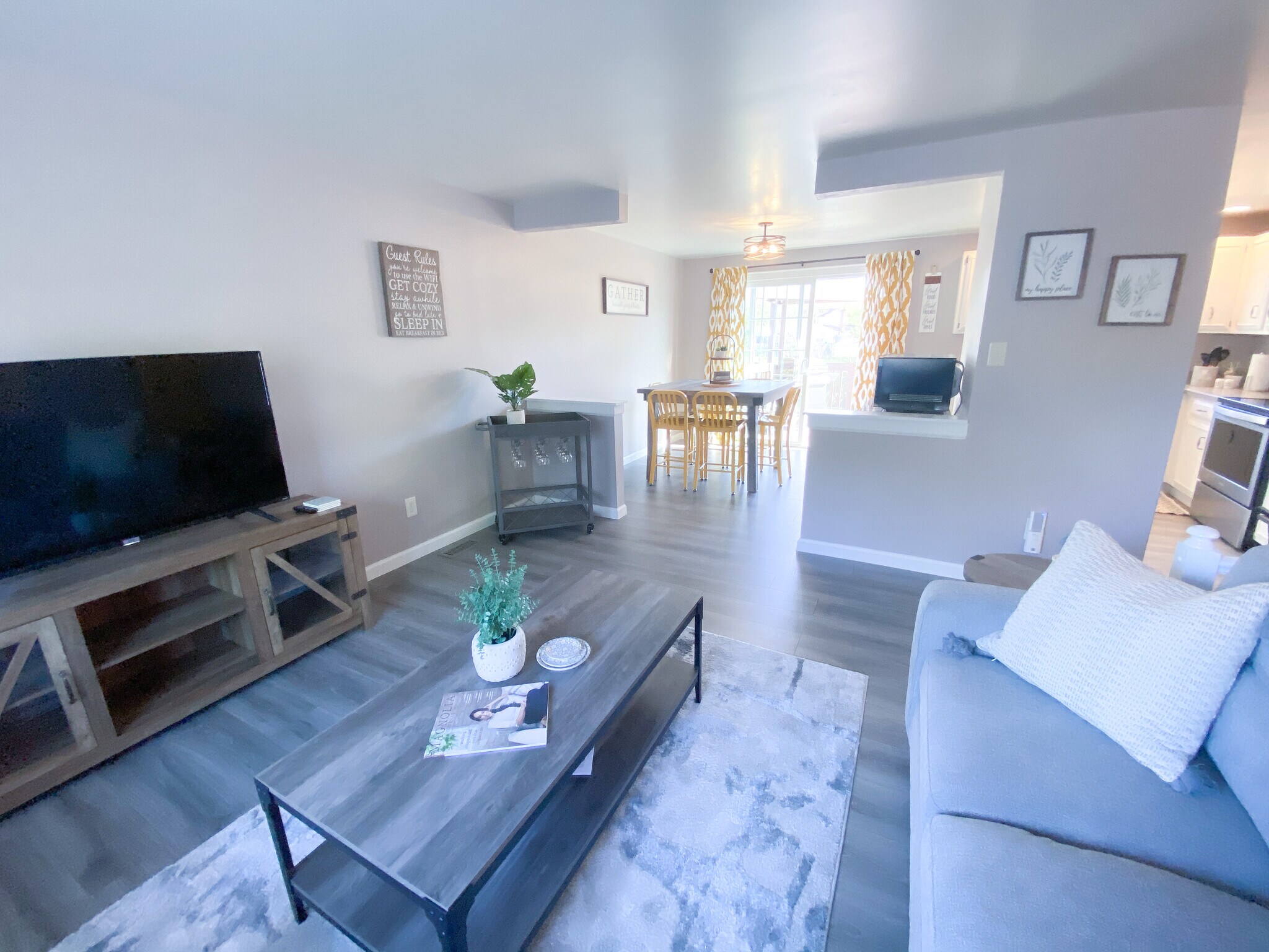 Living room open to kitchen - 11423 Five Cedars Rd