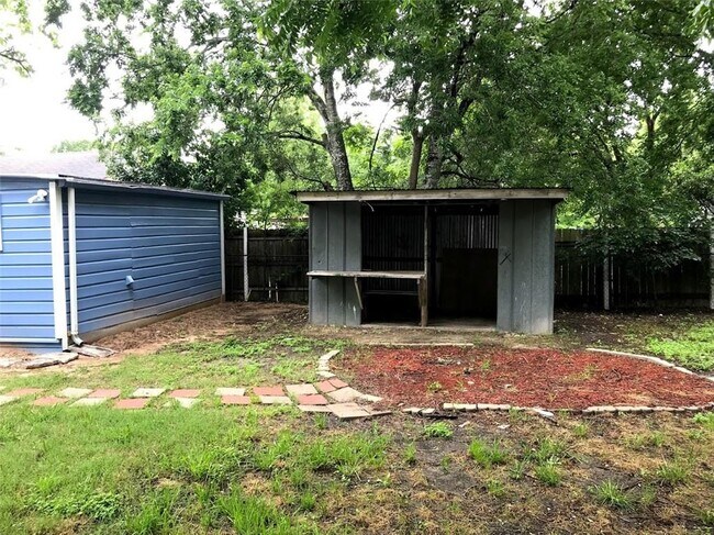 Building Photo - 710 W Lake Dr