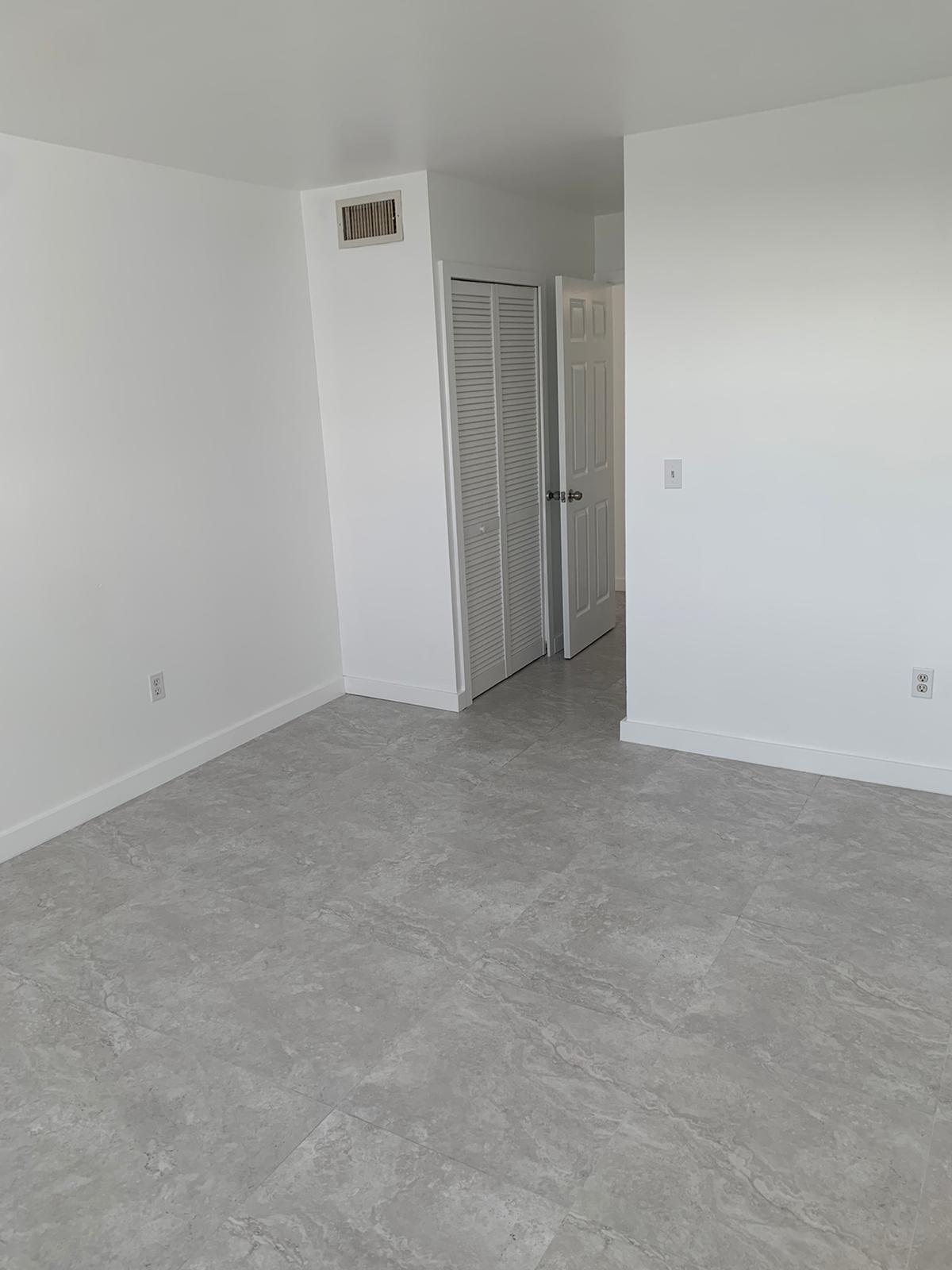 Building Photo - 9460 Fontainebleau Blvd