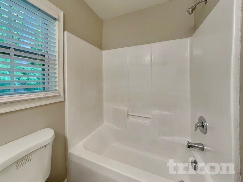 Building Photo - 1218 Azalea Dr