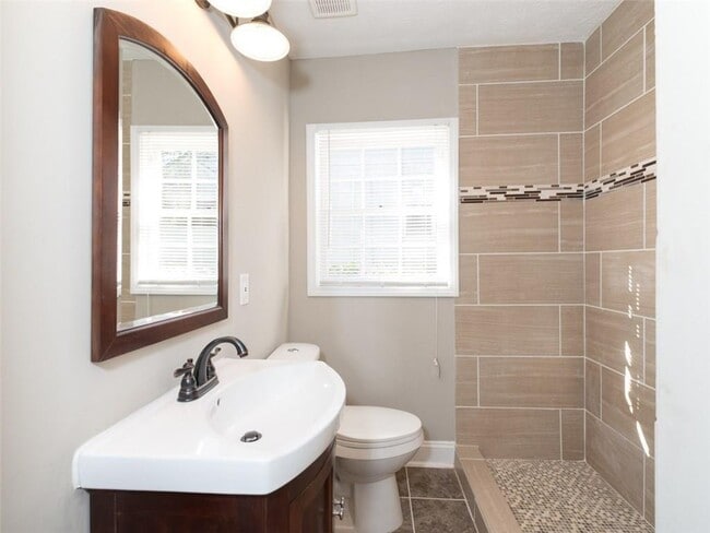 Building Photo - 2599 Eastwood Dr