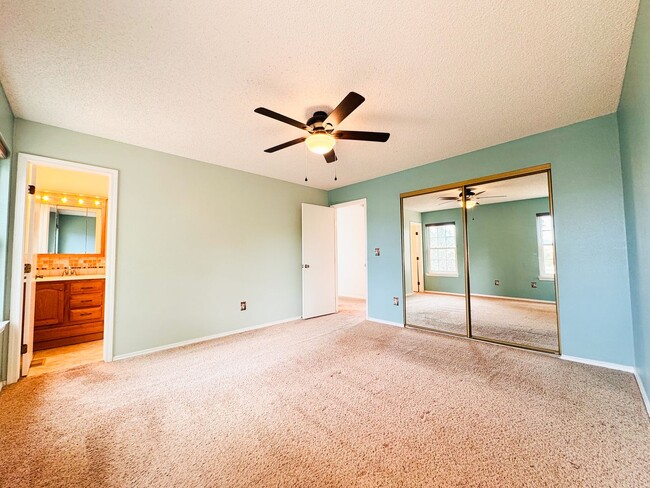 Building Photo - 4 bedroom with large backyard