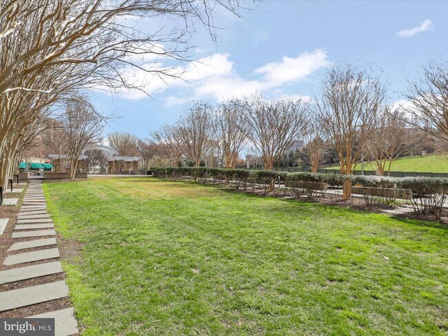 Building Photo - 8220 Crestwood Heights Dr