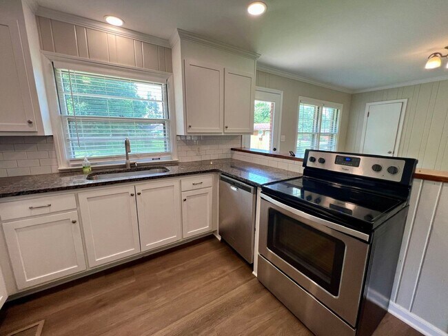 Building Photo - 3BR 1.5BA, All Brick Ranch Home *Fenced Backyard*