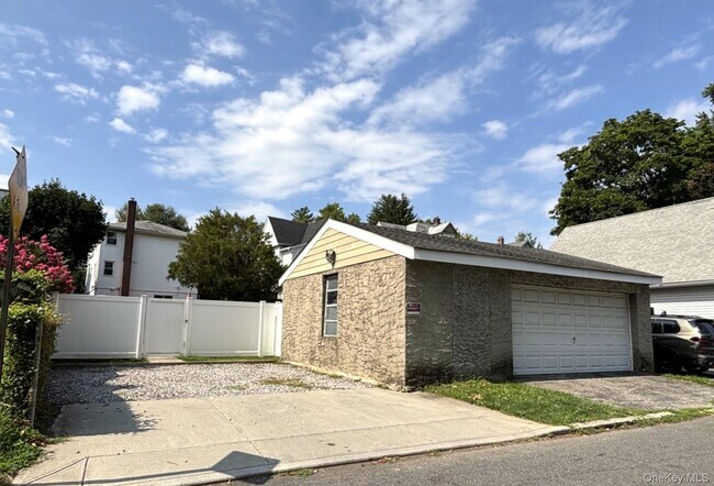 Building Photo - 177 Ashford Ave