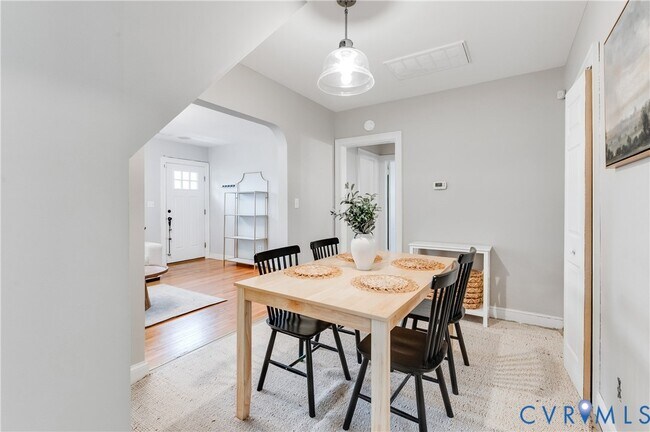 Building Photo - 2103 Pinetree Dr