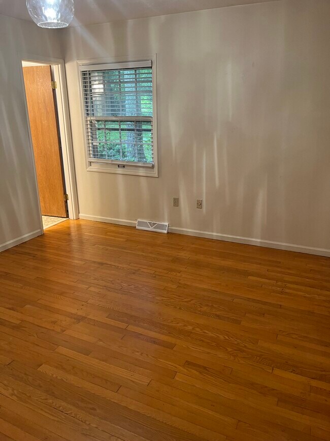 Master bedroom with bathroom - 35 Ferncliff Dr