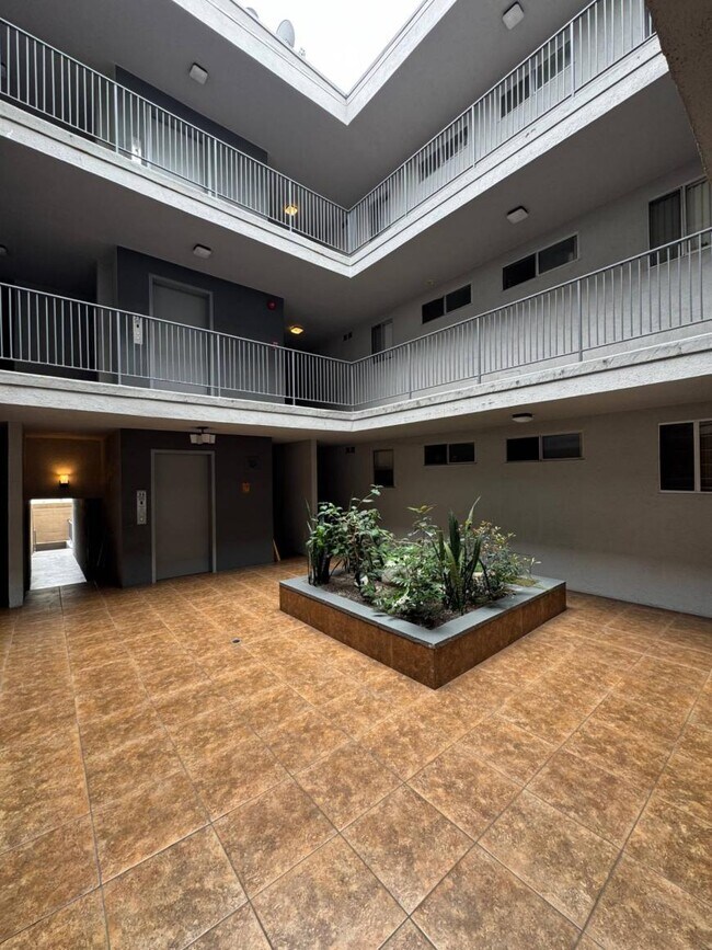 Building Photo - 1.0 bedroom in Los Angeles California 90029