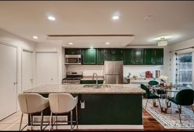 Building Photo - Spacious Townhome in Aurora
