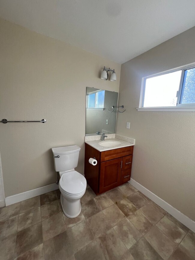 Building Photo - Renovated 4 Bedroom 2 Bathroom with Beauti...