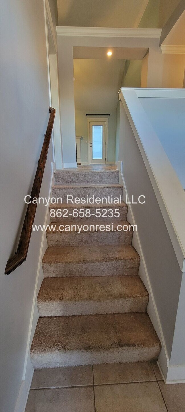 Building Photo - Nice Sized 4 Bed 3 Bath home in great location!