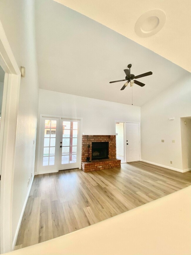 Building Photo - 633 W Southern Ave